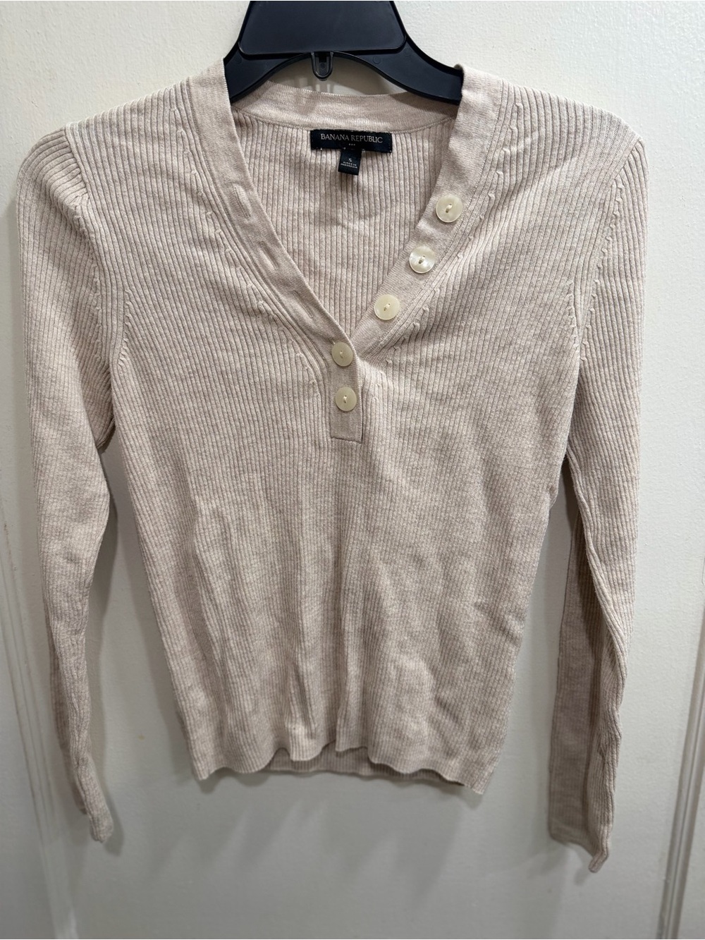 🩷💙 5/$20! Banana Republic Beige Ribbed Henley Long Sleeve Top